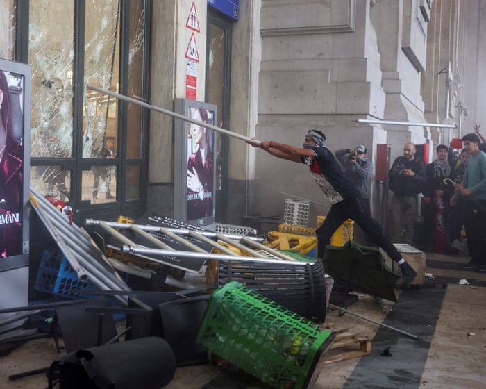 Disruption across Italy as tens of thousands protest against Gaza war