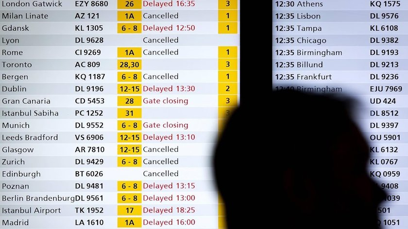 Duizenden vluchten minder op Schiphol door oorlog en winterweer