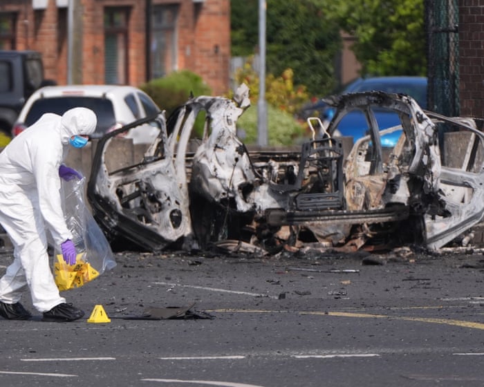 New IRA suspected over car explosion outside Belfast police station