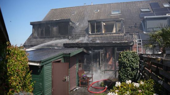 Serre vliegt in brand, drie woningen beschadigd