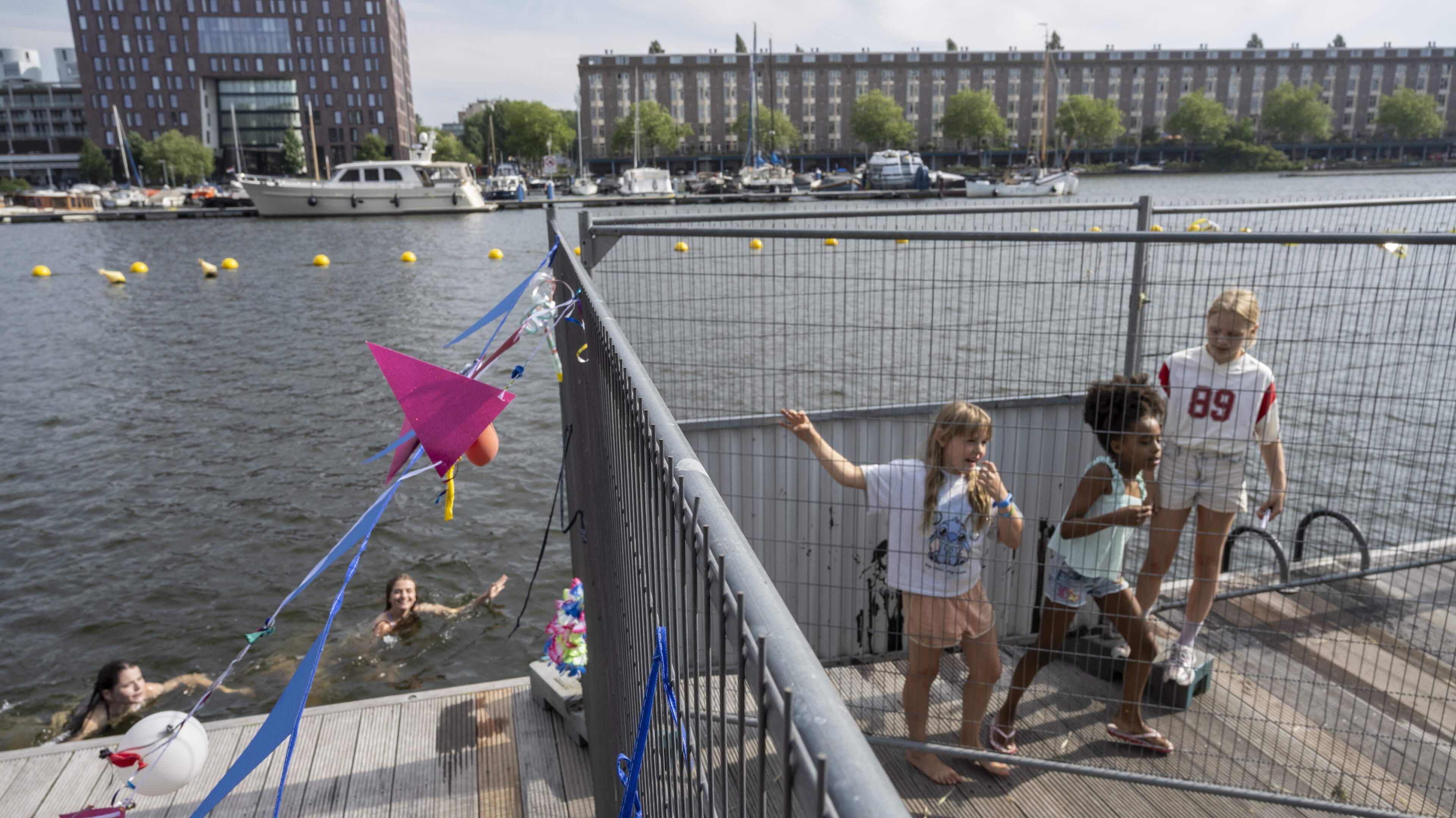 Buurt woest: hekken om geliefde Amsterdamse zwemsteiger na klachten van één stel