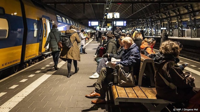 Geen intercity’s Amsterdam CS-Schiphol door kapotte bovenleiding