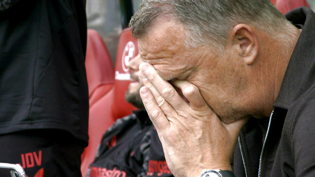 AZ scoort in blessuretijd en houdt FC Twente daarmee van derde plaats af