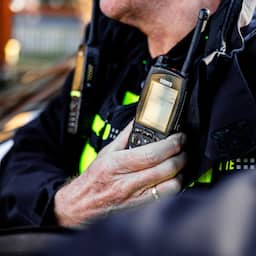 Auto rijdt in op verkeersregelaars na ruzie in Rotterdam, twee gewonden