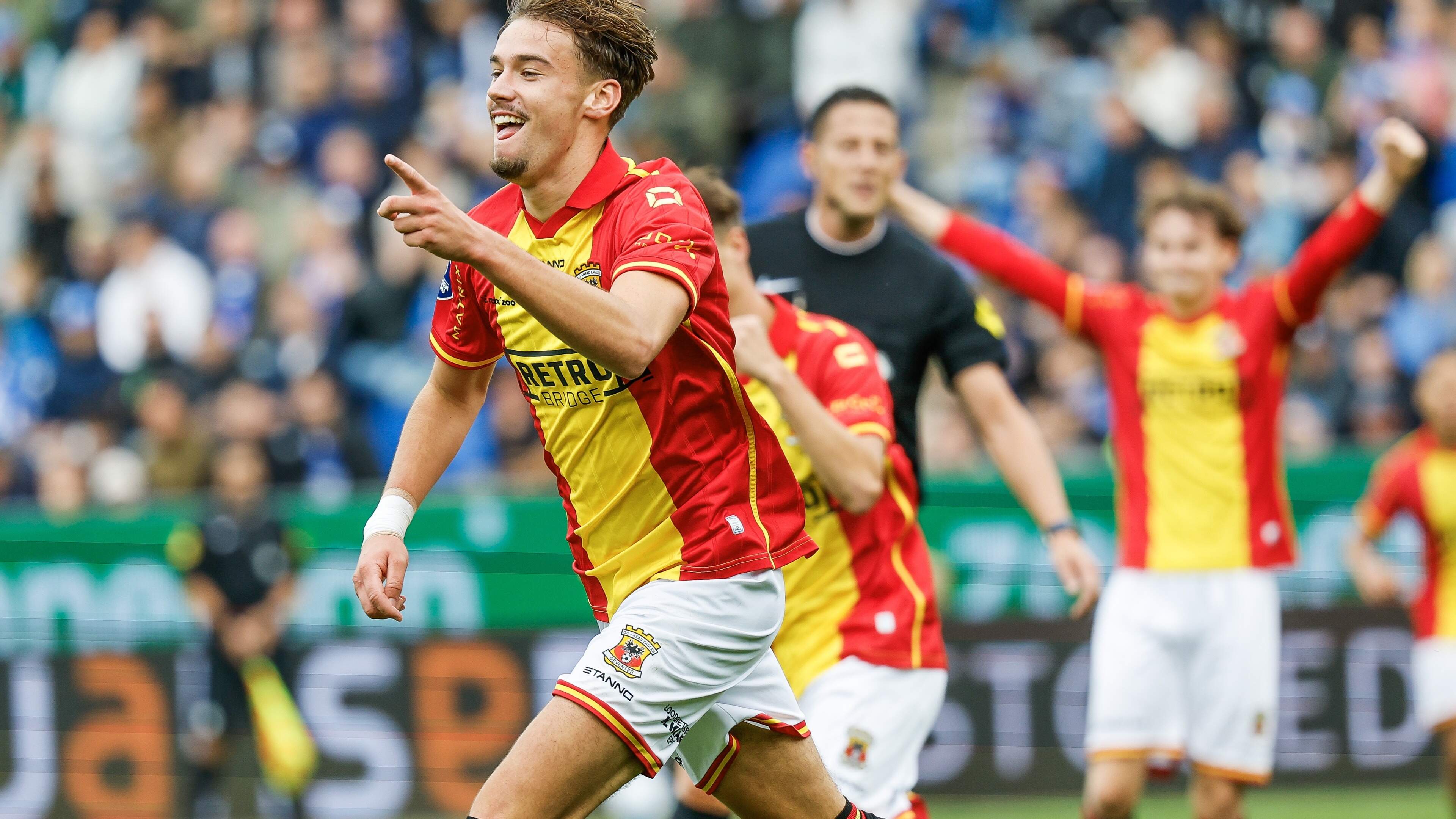 Go Ahead Eagles wint IJsselderby door treffers in slotfase na uitermate vroege rode kaart voor PEC Zwolle
