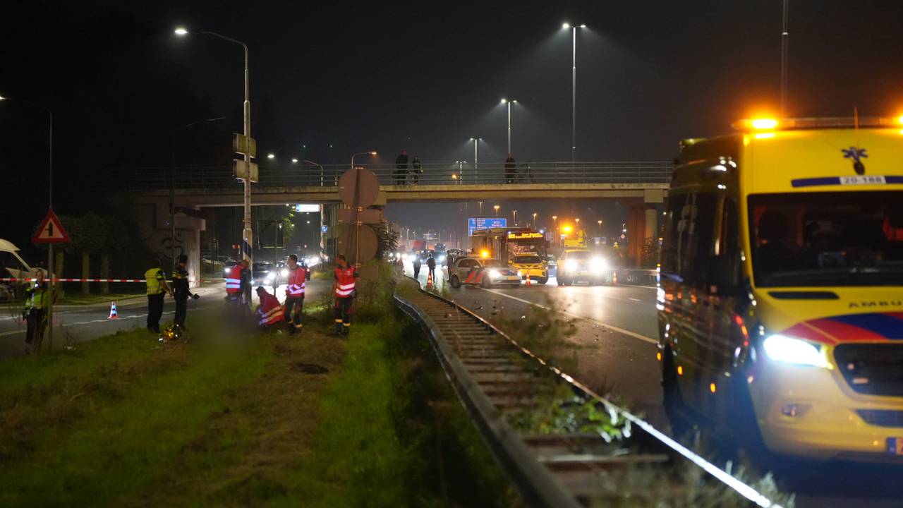 Vrouw steekt A59 over en overlijdt bij aanrijding