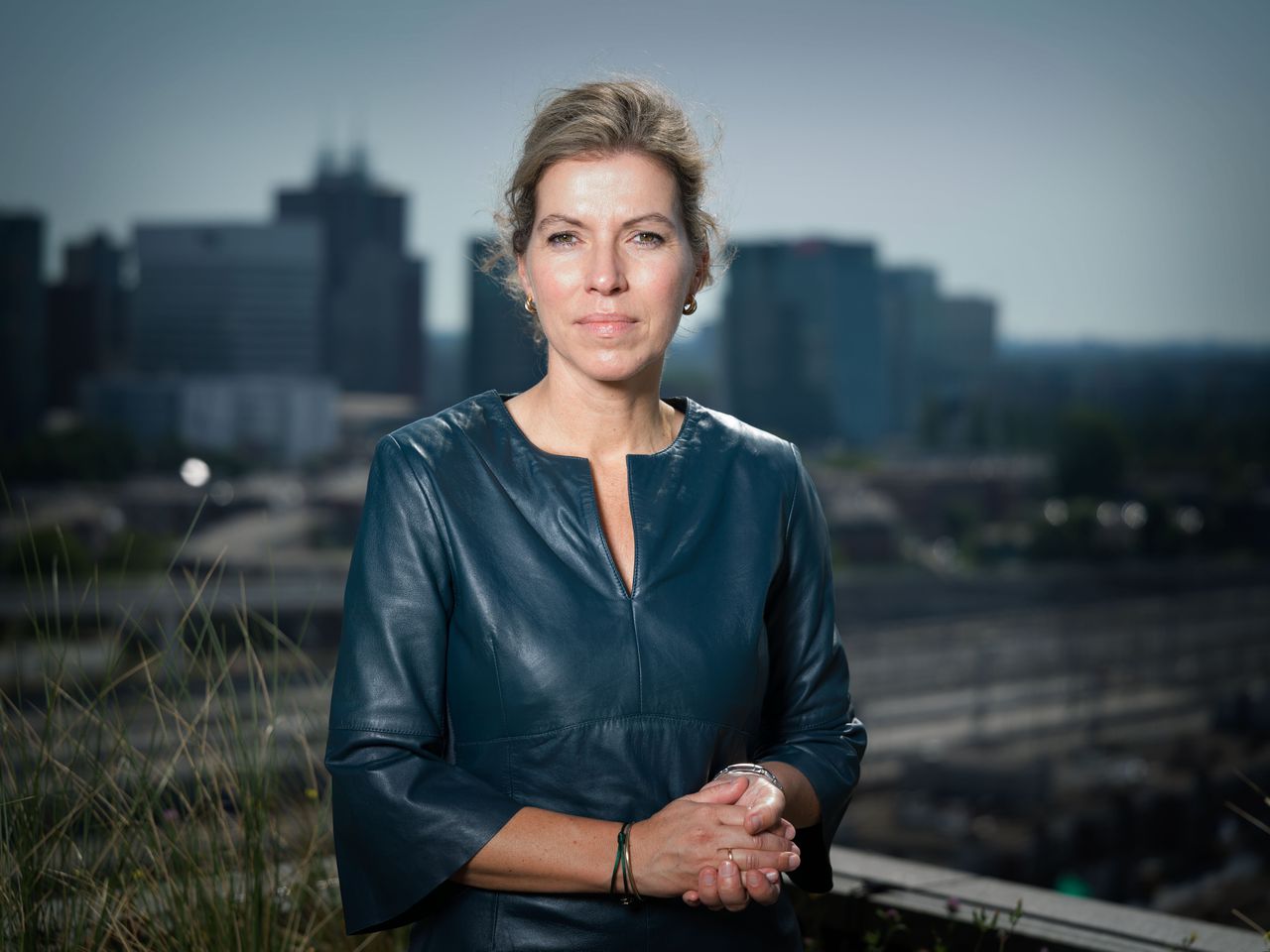 Gevangenen met enkelband overdag naar het werk en veroordeelden mogelijk eerder vrij: zo wil staatssecretaris Van Bruggen het cellentekort oplossen