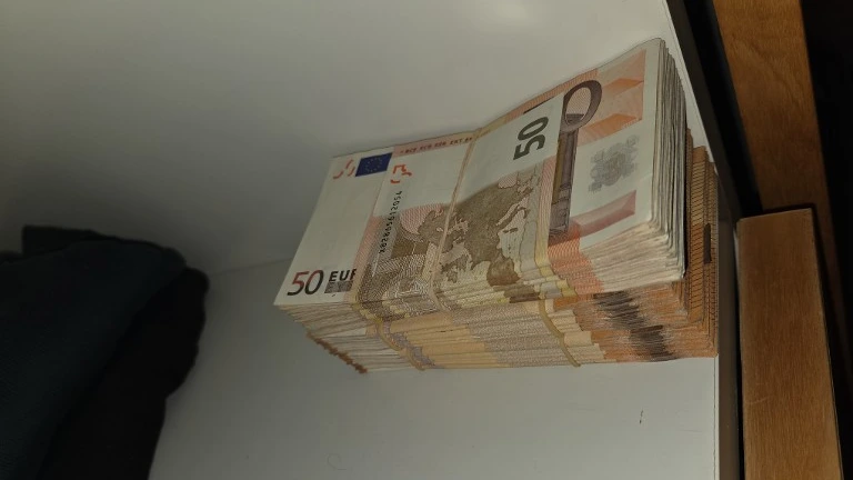 Politie vindt 340.000 euro cash en wapens in slaapkamer Zutphenaar