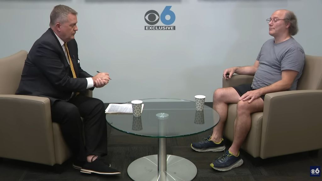 Man bekent moord op ouders in tv-interview, wordt gearresteerd