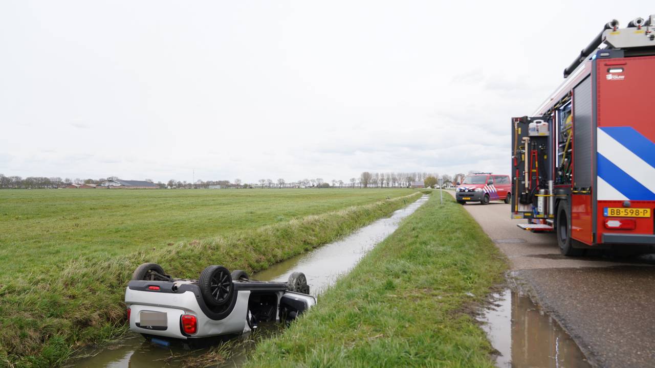 Man en vrouw belanden met auto op z'n kop in de sloot in Maren-Kessel