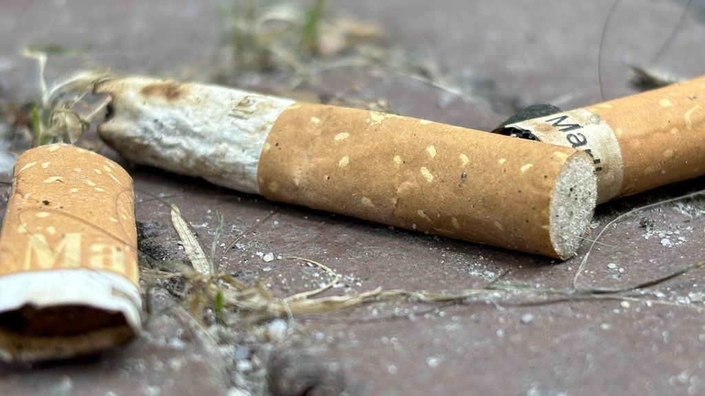 Gemeenten willen dat tabaksindustrie alle opruimkosten van peuken betaalt