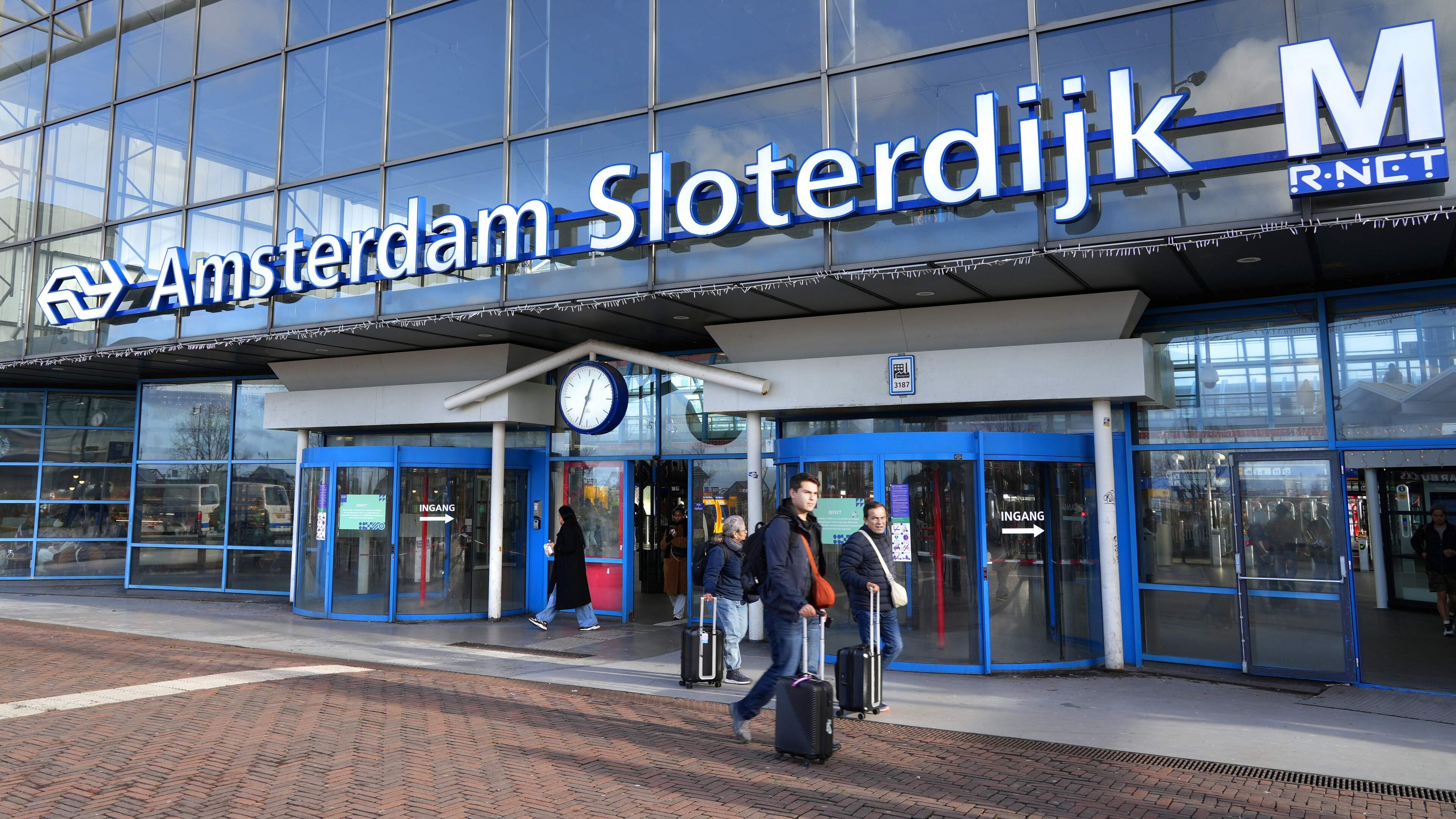 Man weigert sigaret te geven en verliest tanden door klap bij Amsterdams station