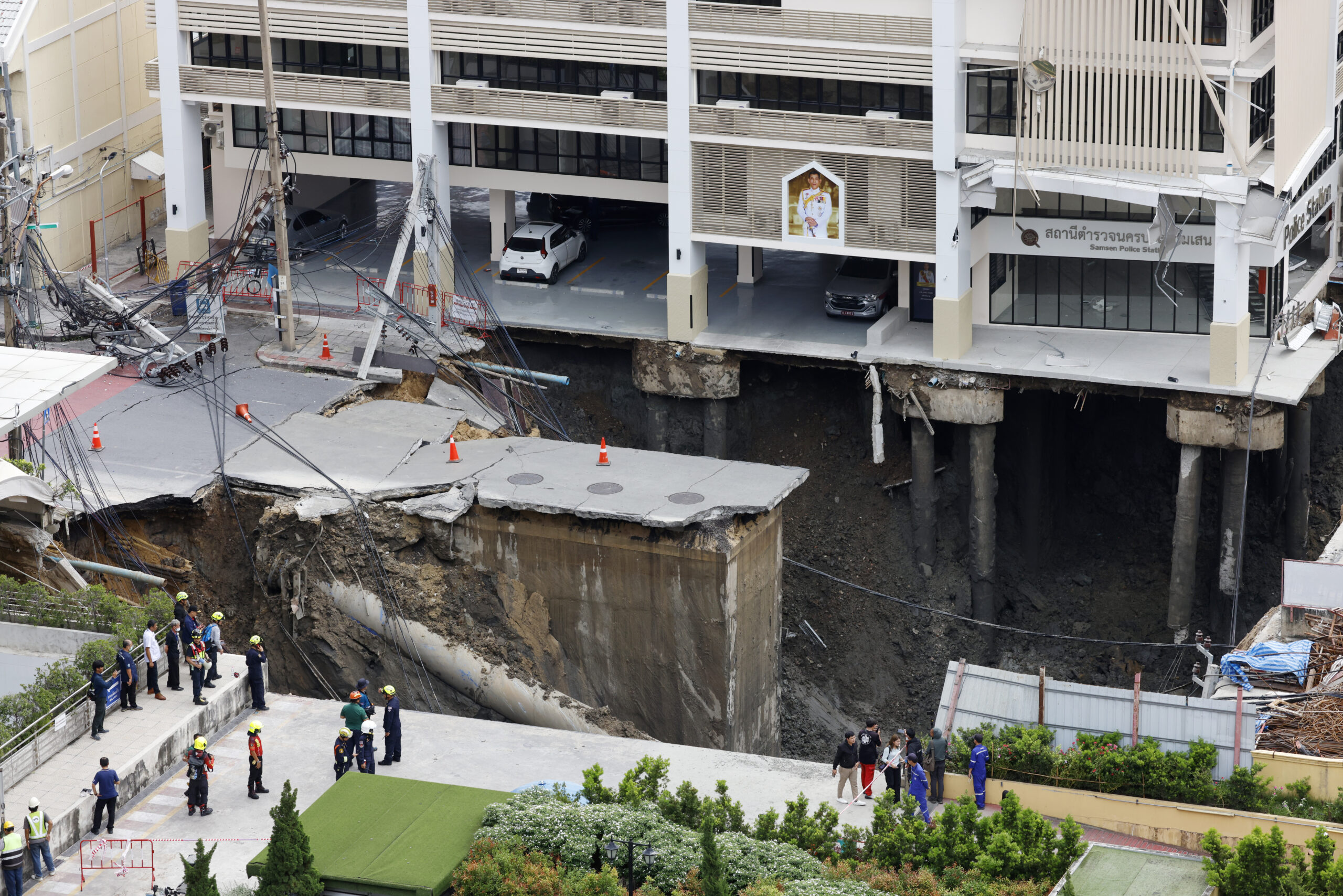 Gigantisch zinkgat in Bangkok slokt auto’s op en leidt tot evacuaties