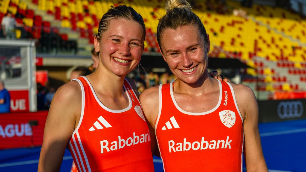 Oranjehockeysters met zussen Guusje en Freeke Moes naar WK in eigen land