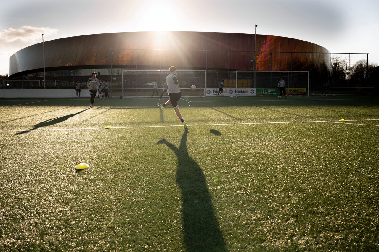 <b>NRC</b> en <b>Trouw</b> winnen journalistieke prijs De Loep voor serie ‘De Voetbalfabriek’