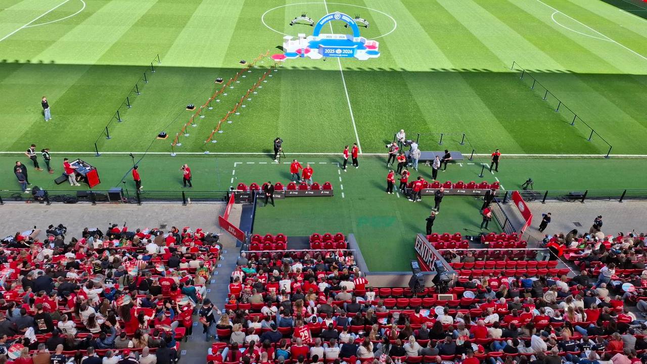 PSV-stadion stroomt vol, fans wachten op spelers én de schaal