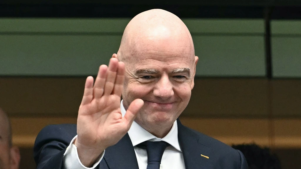 Infantino blijft voorzitter van de FIFA en biedt excuses aan