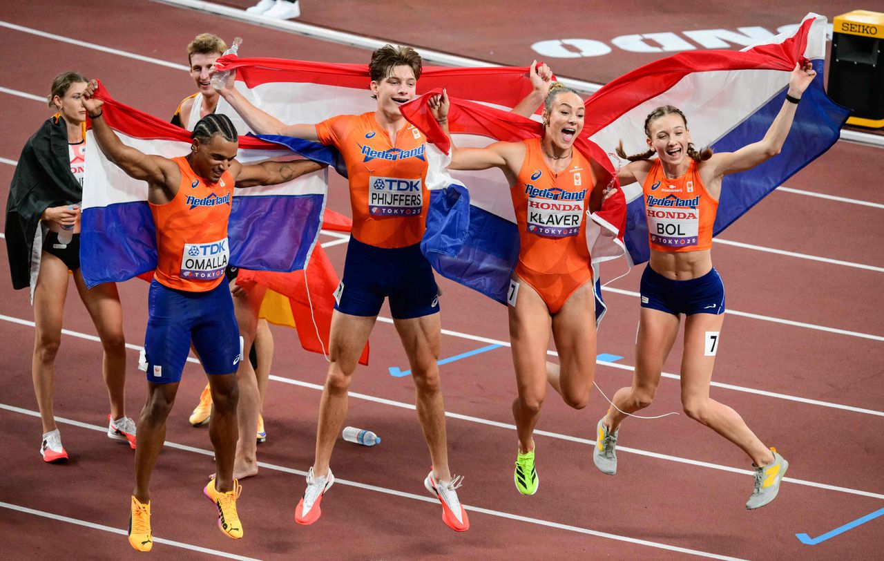 Estafetteteam is ook gewoon blij met WK-zilver. ‘We zijn niet elk toernooi legendarisch’