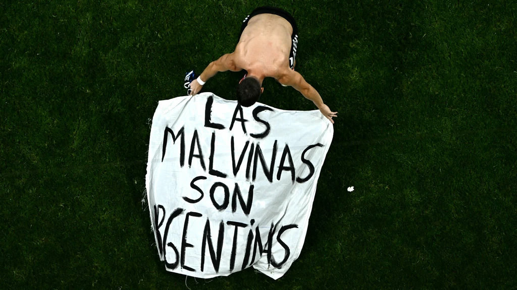 FIFA stelt onderzoek in naar Argentijns spandoek over Falklandeilanden