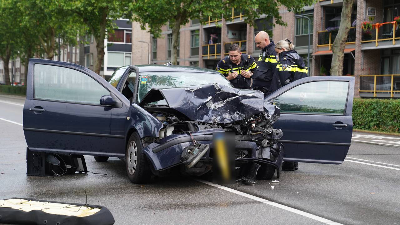 Man en vrouw gewond bij frontale botsing in Den Bosch