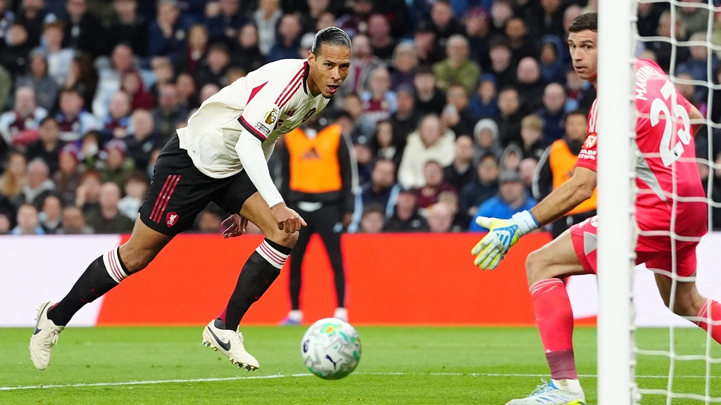 Liverpool ondanks twee doelpunten Van Dijk onderuit bij concurrent Aston Villa