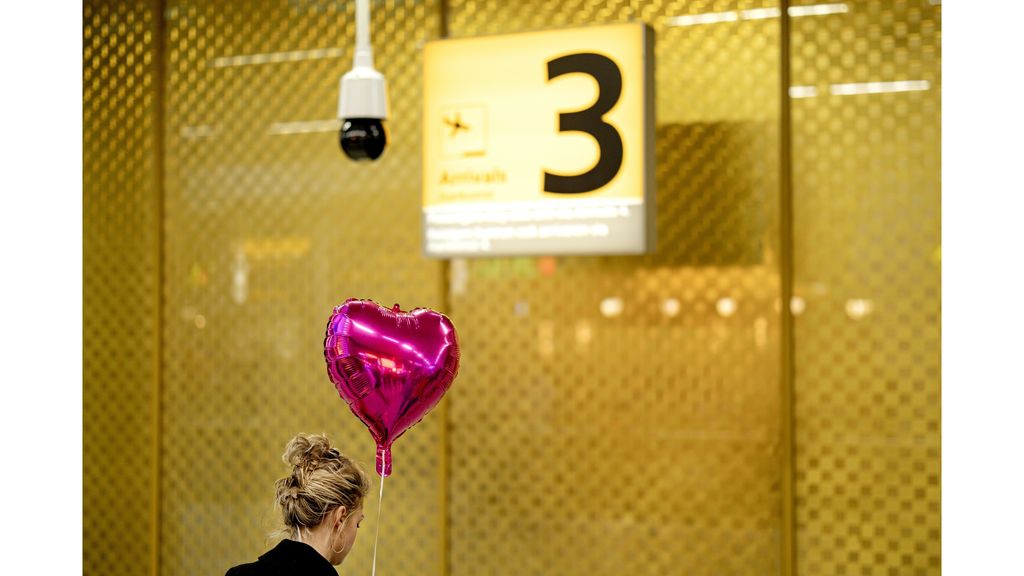 KLM-toestel uit Oman geland op Schiphol, veel Nederlanders nog gestrand