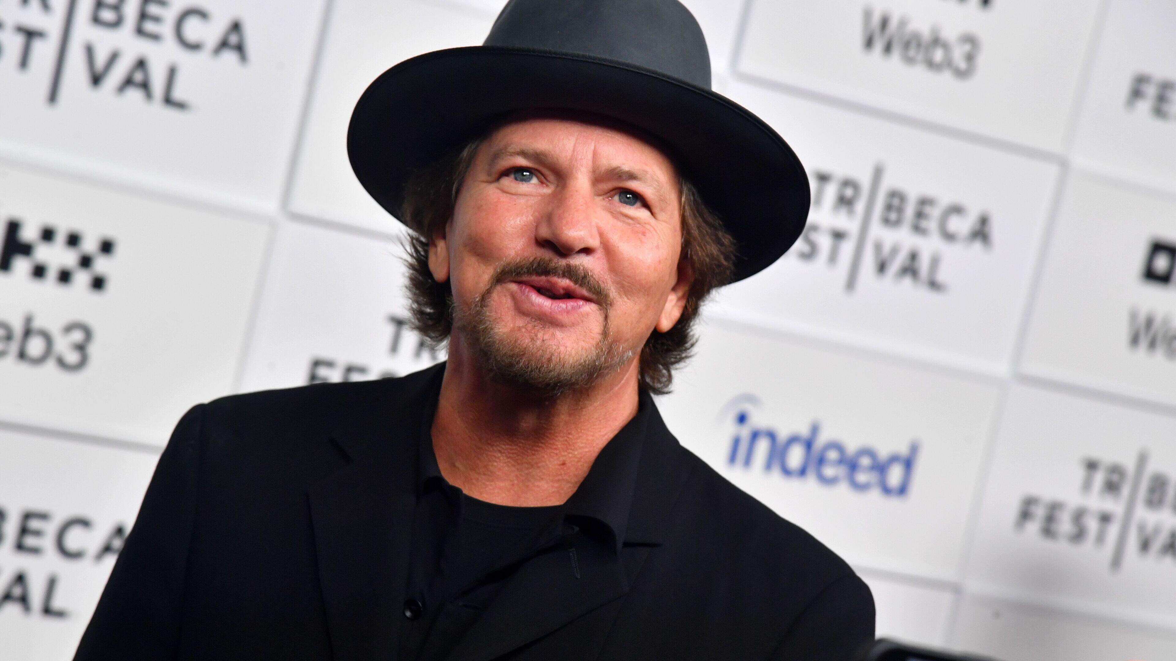 U2-zanger Bono en Pearl Jam-frontman Eddie Vedder eren Glen Hansard op muzikale uitvaart