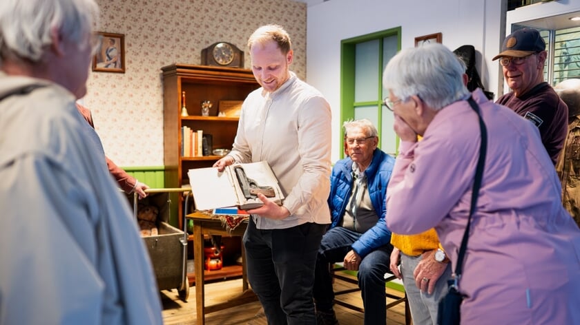 Wat schreven de Duitsers op huizen in Altena? Dennis vertelt dat in het plaatselijke oorlogsmuseum