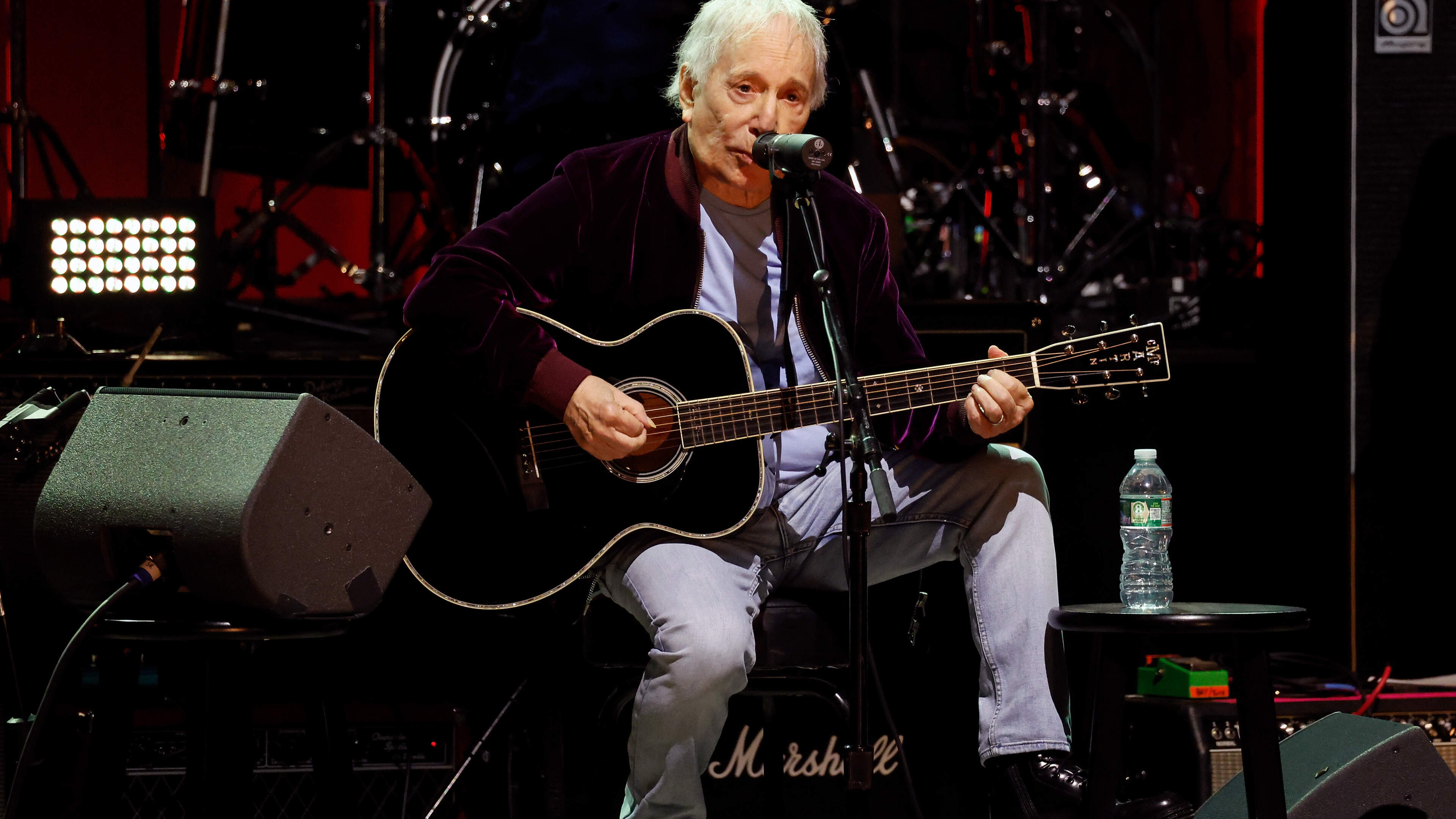 Breekbare Paul Simon (84) ontroert AFAS Live met intieme ’The sound of silence’ op manier die je niet vaak meemaakt