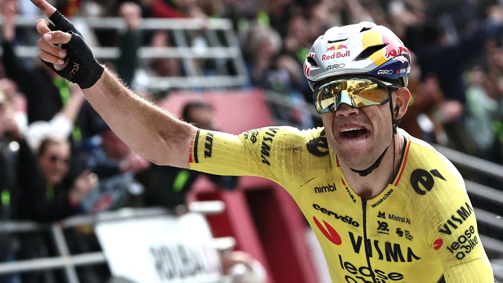 Van Aert voltooit 'levenswerk' met gebaar voor overleden ploegmaat in Roubaix