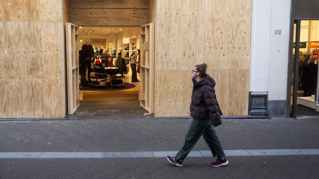 Den Haag zet zich schrap: winkeliers timmeren hun zaken dicht uit angst voor rellen