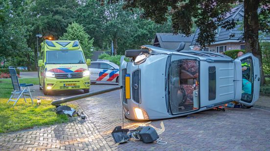 Auto belandt op z'n kant bij eenzijdig ongeluk op de Schoolstraat in Burgum