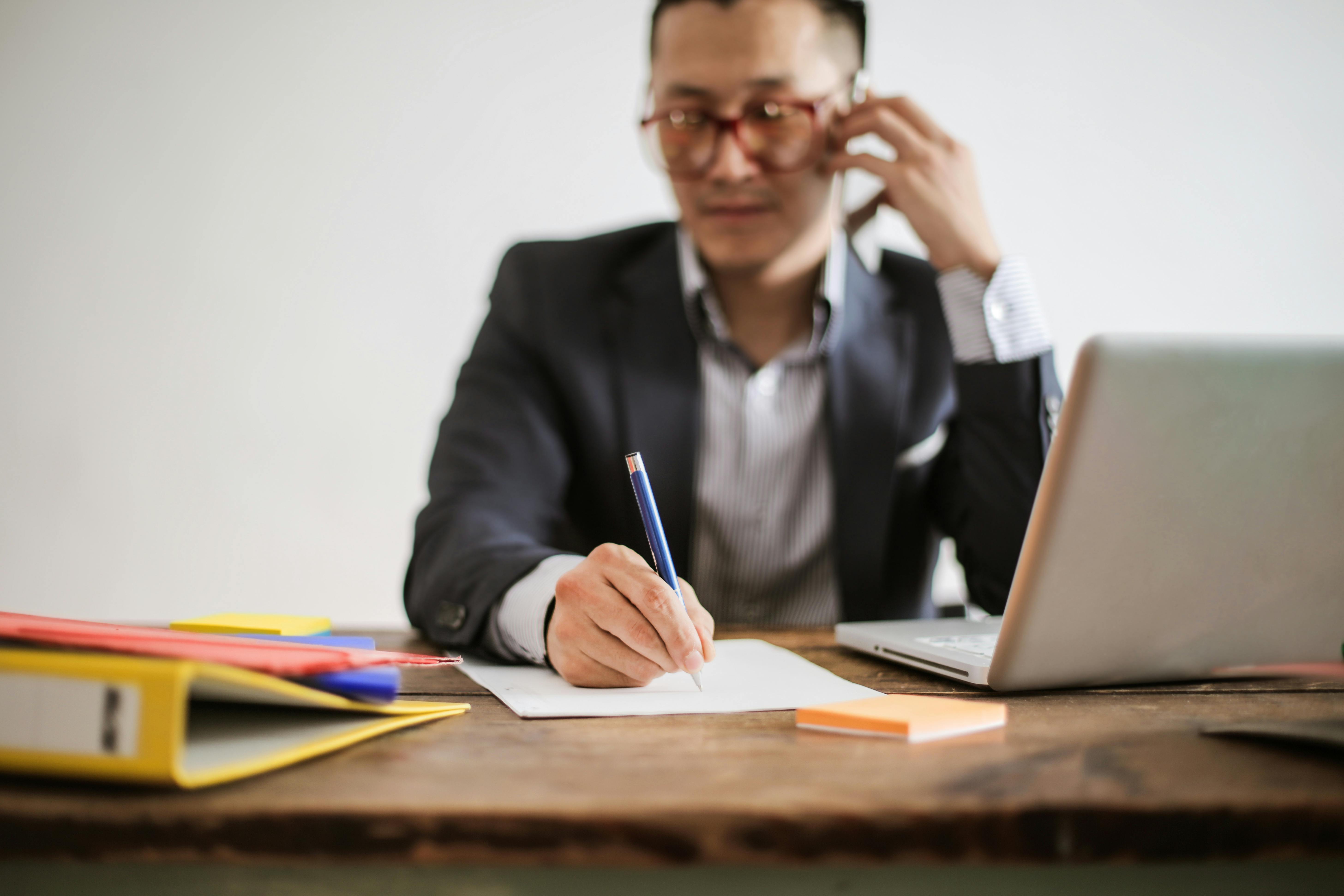 Onderzoek onthult de keerzijde van workaholics: veel uren maken helpt collega’s lang niet altijd