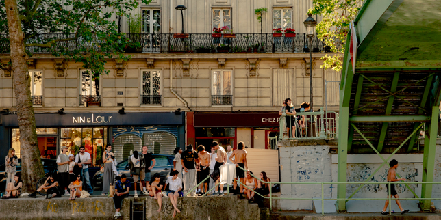 France issues red heatwave alert on Sunday for third of country, bans public alcohol consumption at music festival