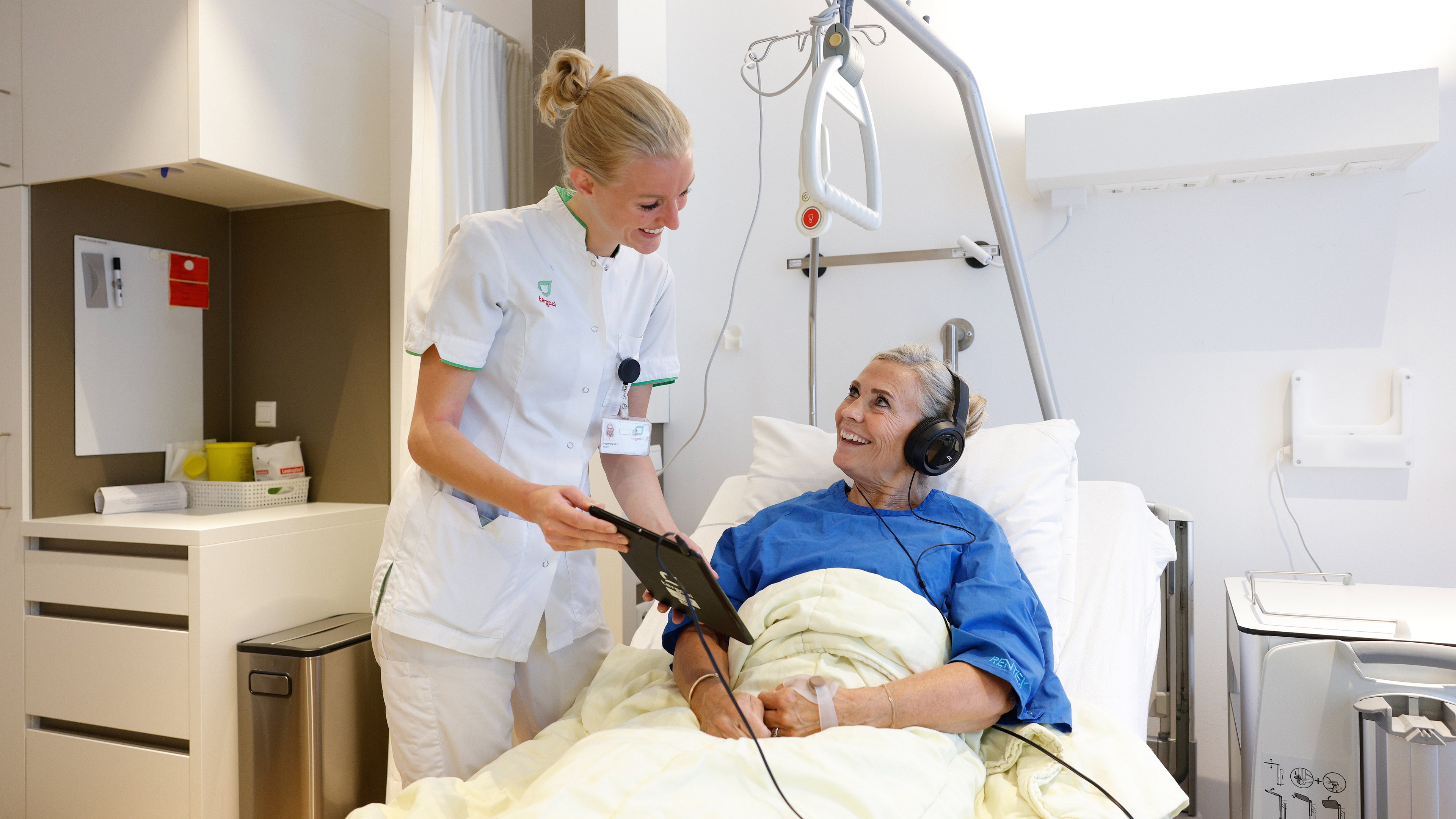 Verpleegkundige Maaike ontdekt dat muziek de kans op verwardheid verkleint: ’Het enige medicijn zonder bijwerkingen’