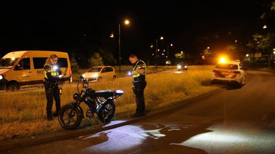Jonge vrouw (19) op fatbike aangereden, automobilist rijdt door