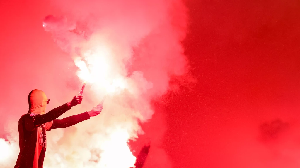 Vitesse na vuurwerk in uitvak langs Eindhoven, spektakelstuk VVV-Jong AZ eindigt in 4-4