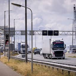 Duizenden vrachtwagens en touringcars rijden onbeboet over Merwedebrug