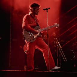 Bruno Mars viert de 'mooie vrouwen' van Amsterdam tijdens show in ArenA