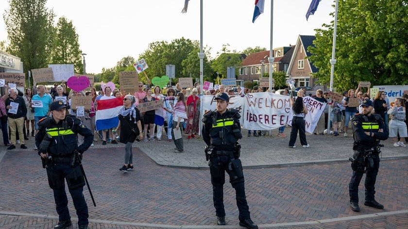 Belaagde voorstanders azc verlaten protest Uithoorn