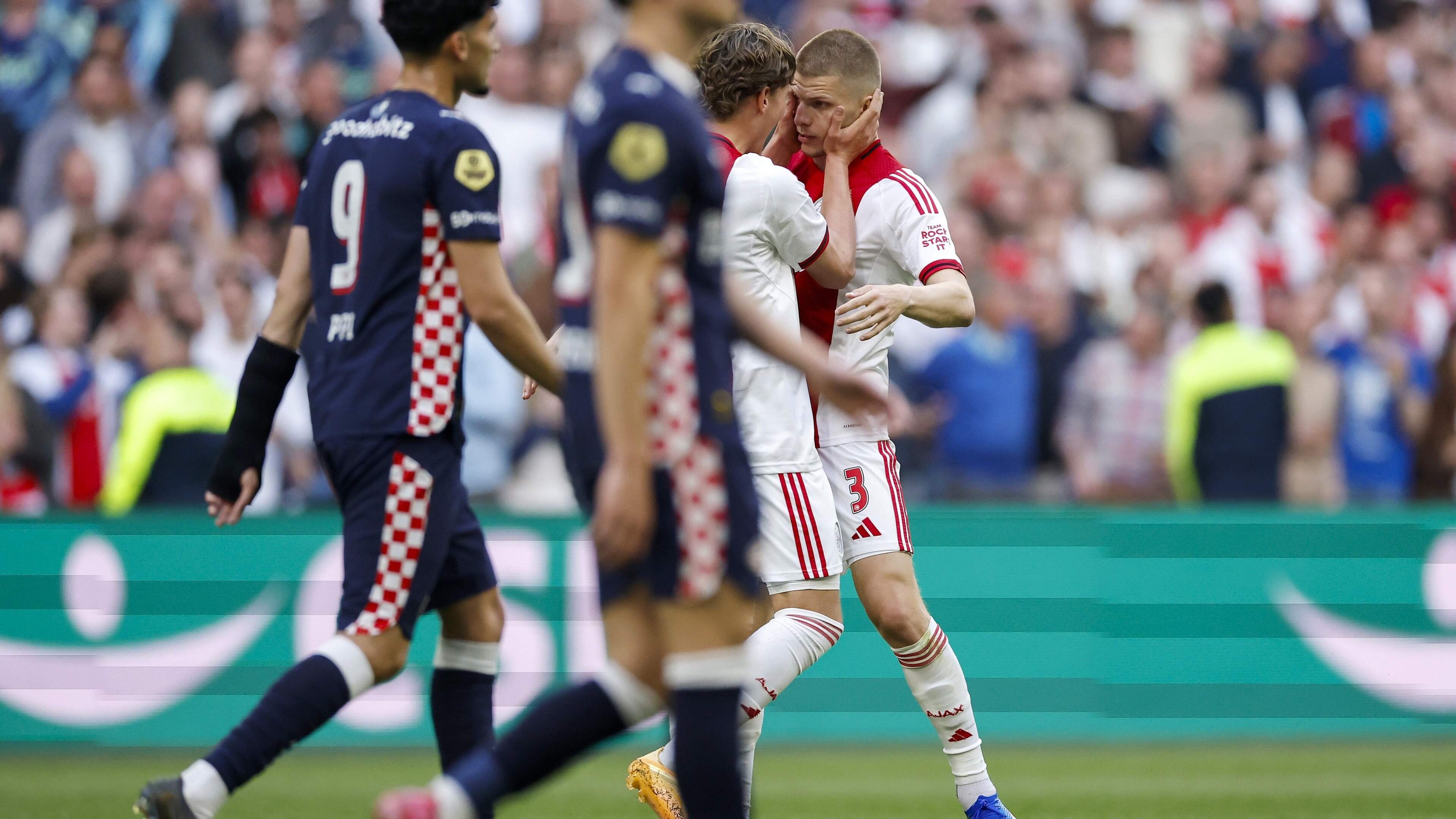 LIVE Eredivisie: Ajax en PSV na vermakelijke eerste helft nog in evenwicht
