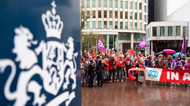 Rijksambtenaren staken 24 uur voor loonsverhoging