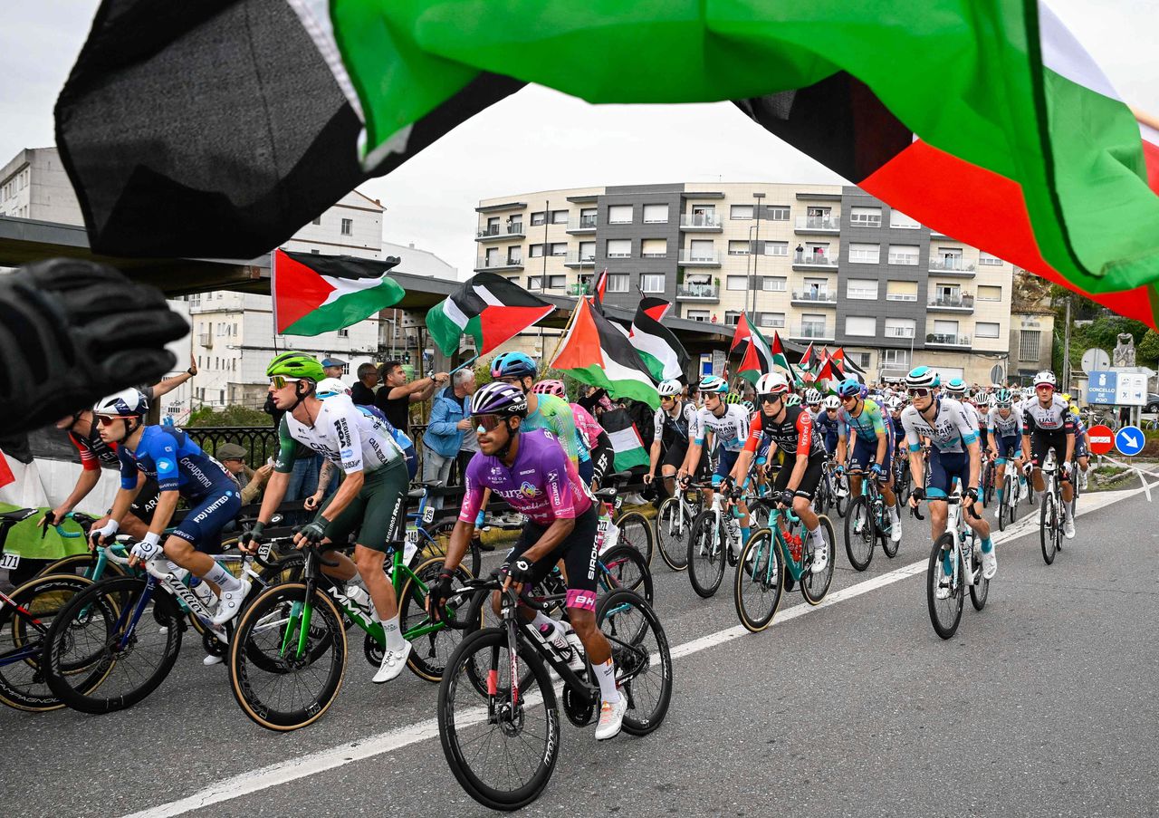 Palestinaprotesten ontwrichten de Vuelta, gaan de renners Madrid halen?