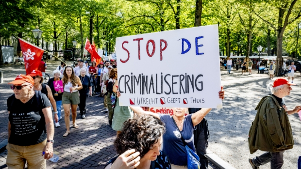 Christenen bidden en voeren nog één keer actie voordat Eerste Kamer stemt over illegaliteit. ‘Riskant’