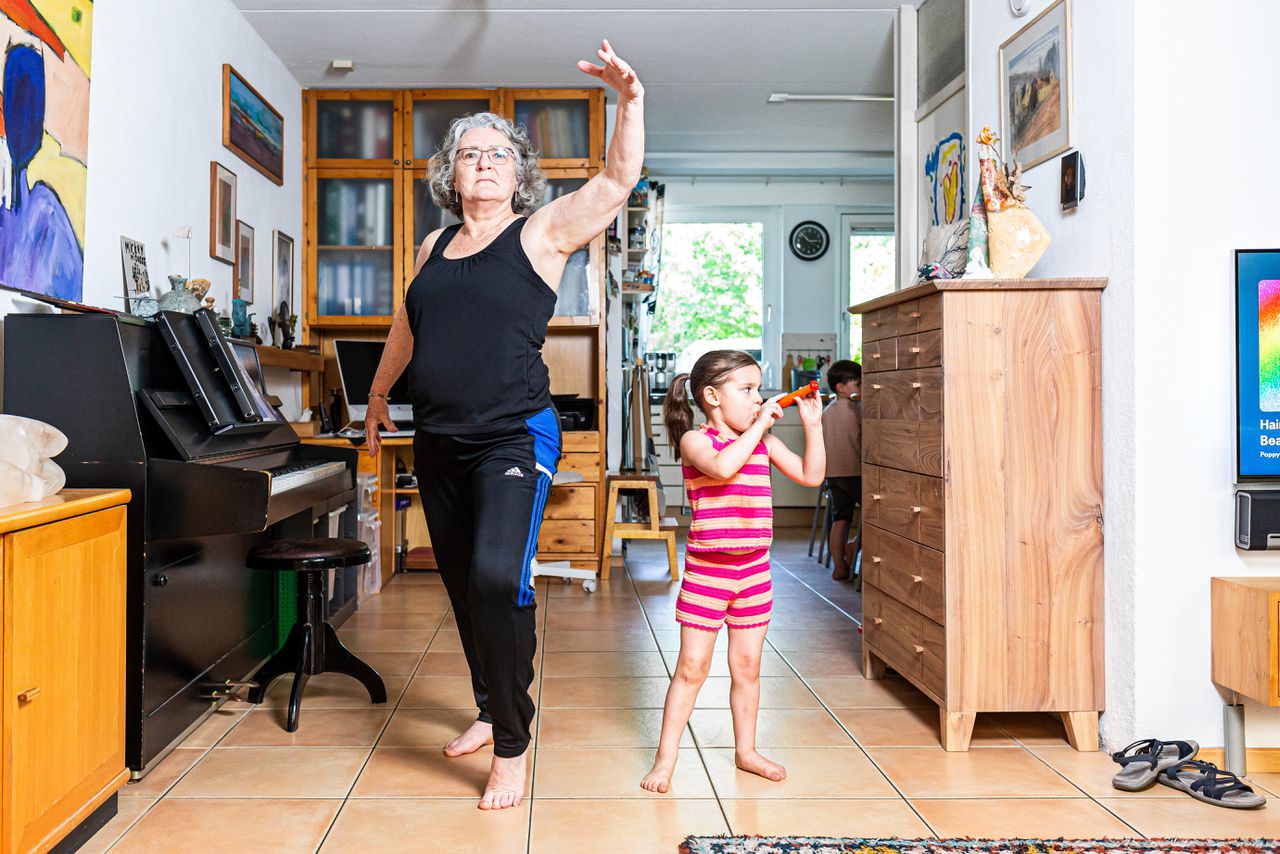 Samen met haar buurvrouwen ontdekte Greetje Koevoets moderne dans. ‘Als ik dans, voel ik me mooi’