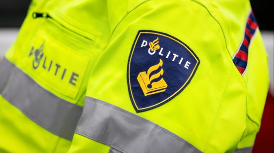 Politie rukt uit voor man die inboedel uit raam gooit
