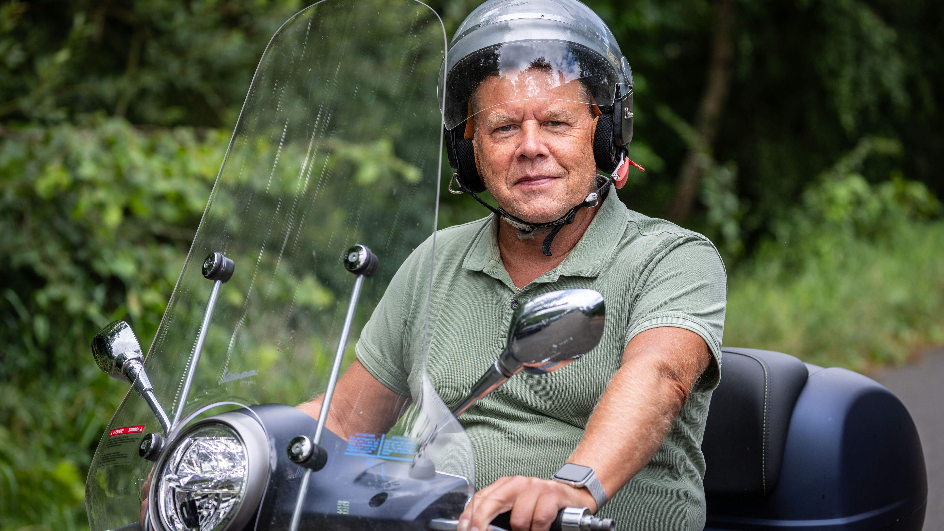 Herman (62) heeft drie auto’s, maar rijdt alleen op zijn Vespa: ’Voor de koudste maanden heb ik een beenkleed’