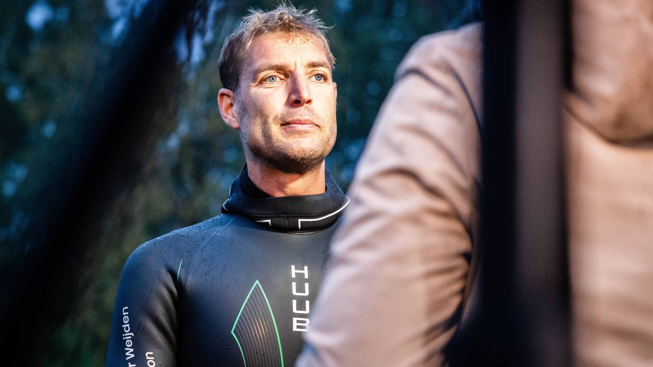 Maarten van der Weijden stelt cheque-overhandiging na zwemtocht uit