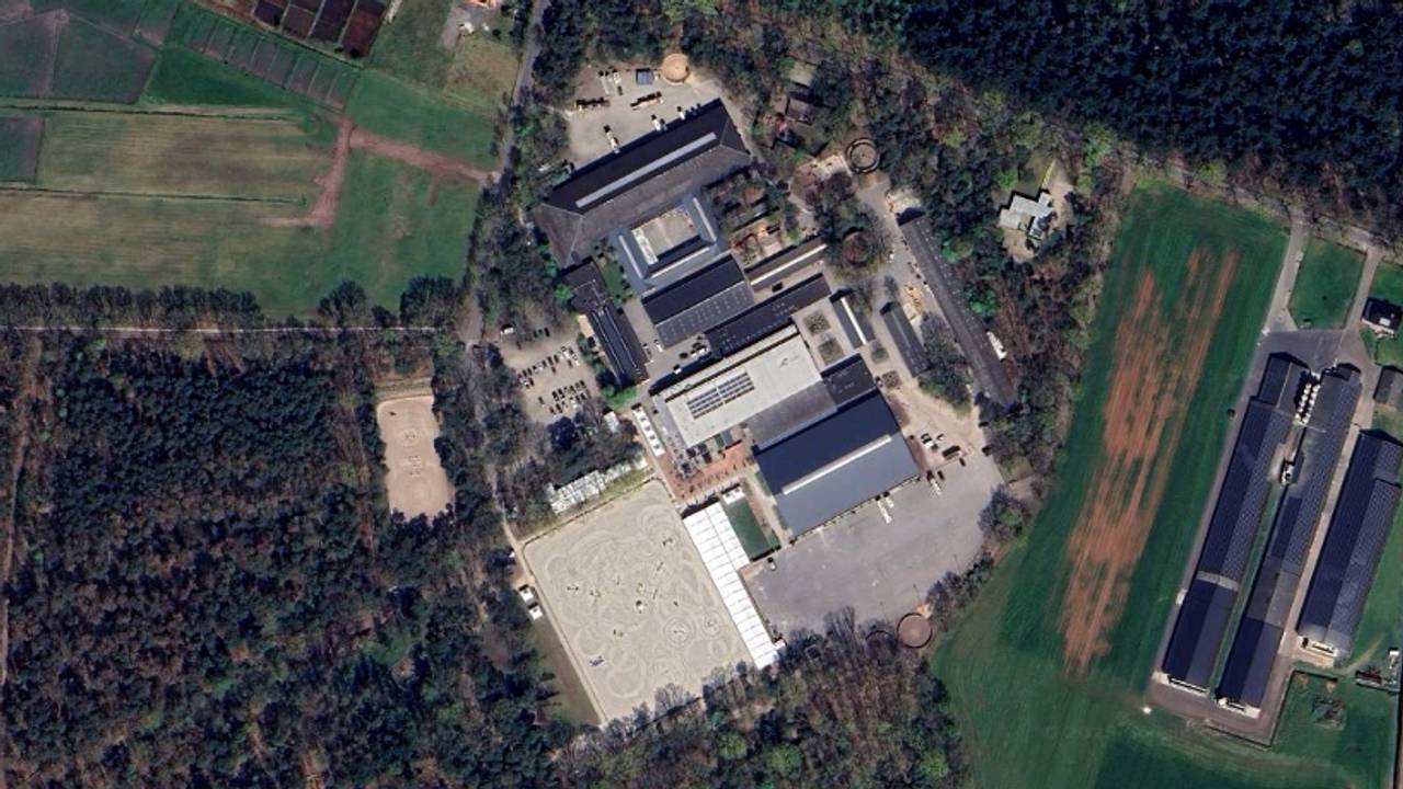 Deze rijhal is illegaal gebouwd en de gemeente wist dat