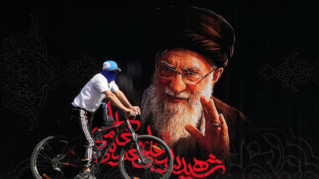 Iran organiseert grootse staatsbegrafenis voor gedode leider Ali Khamenei: ‘Mensenmassa’s verwacht’